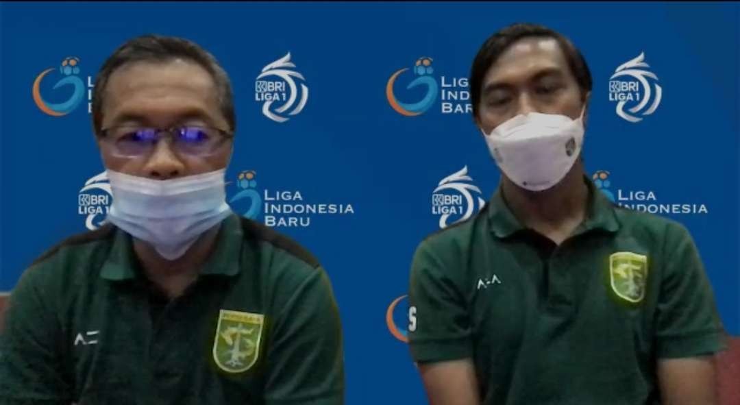 Pelatih Persebaya, Aji Santoso (kiri) dalam pre match press conference secara virtual, Sabtu 30 Oktober 2021. (Foto: Tangkapan Layar)