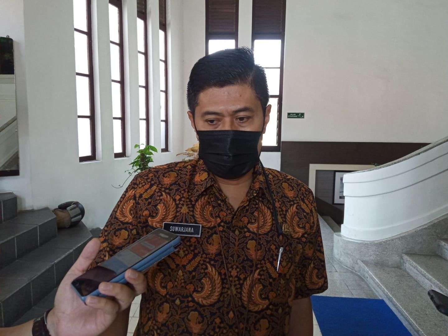 Kepala Dinas Pendidikan dan Kebudayaan Kota Malang, Suwarjana saat berada di Balaikota Malang (Foto: Lalu Theo/ngopibareng.id)