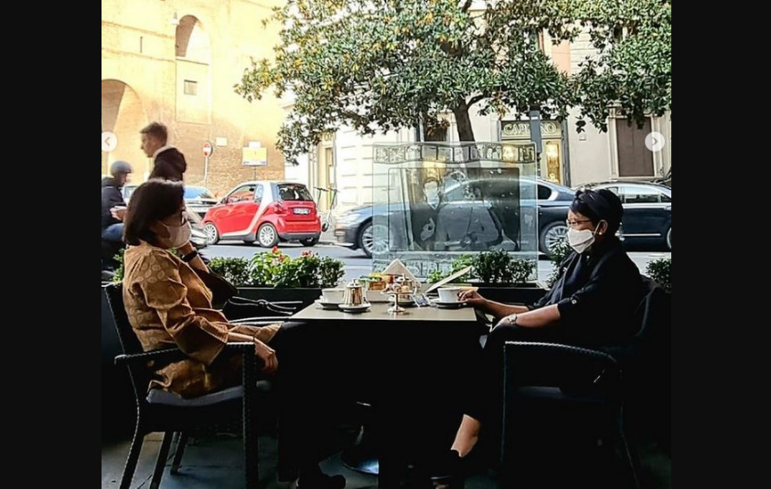 Momen Menkeu Sri Mulyani dan Menlu Retno Marsudi minum teh bareng alias ngeteh di Roma. (Foto: Instagram @smindrawati)