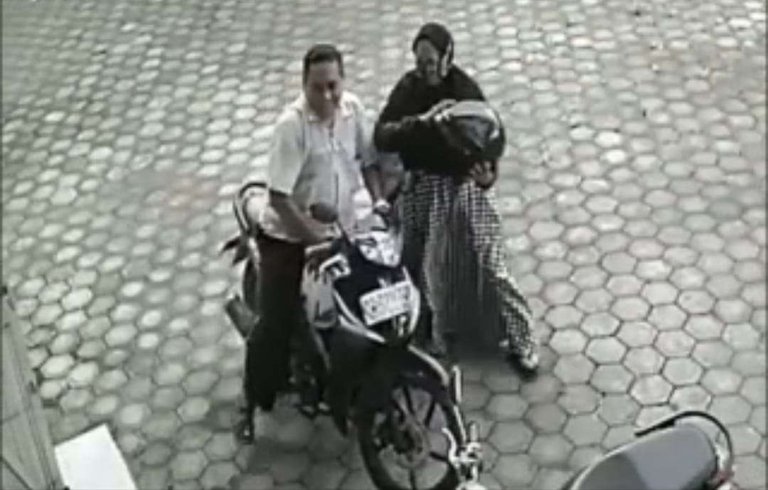 Tangkapan layar video dua pelaku pencurian pakaian di toko distro sebelum memasuki toko (istimewa)