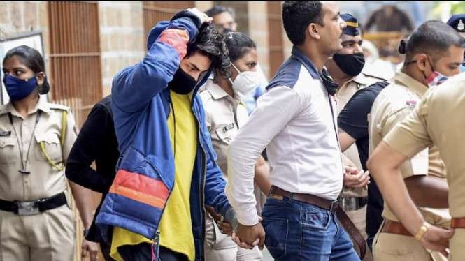 Aryan Khan (jaket biru) bebas dari penjara dengan jaminan. (Foto: ANI)
