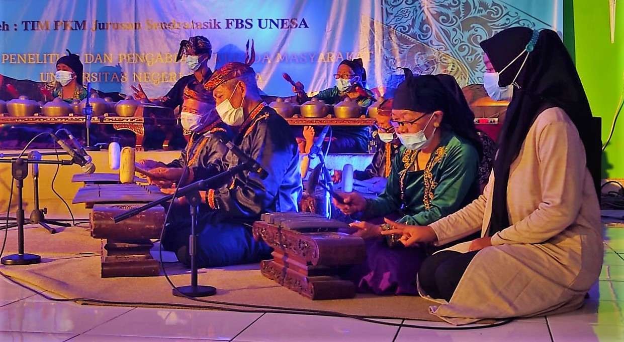 Para lansia di UPTD Griya Werdha, Jambangan, Surabaya, saat pentas seni karawitan. (Foto: Istimewa)