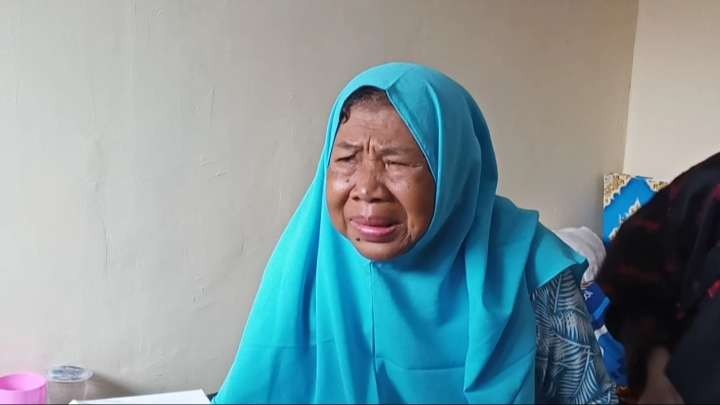 Seorang ibu asal Magelang, Trimah, saat ditemui di kamarnya di Griya Lansia Khusnul Khatimah, Wajak, Kabupaten Malang. (Foto: Lalu Theo/Ngopibareng.id)
