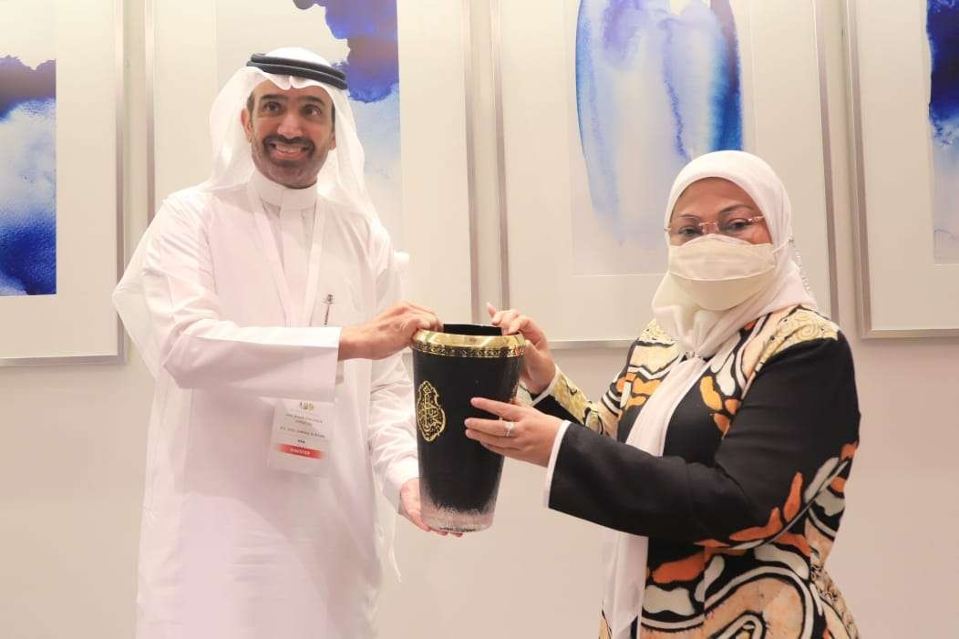 Menaker Ida Fauziyah menerima cinderamata dari Menteri SDM dan Pembangunan Sosial, Arab Saudi, Ahmed Al-Rajhi. (Foto: Istimewa)