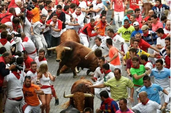 Arsip foto - Para peserta berlari cepat di samping banteng petarung Pedraza de Yeltes dekat pintu masuk arena adu banteng pada hari keempat lari bersama banteng dalam festival San Fermin di Pamplona, Spanyol utara, Minggu (10/7/2016). ANTARA/REUTERS/Eloy Alonso/tm.