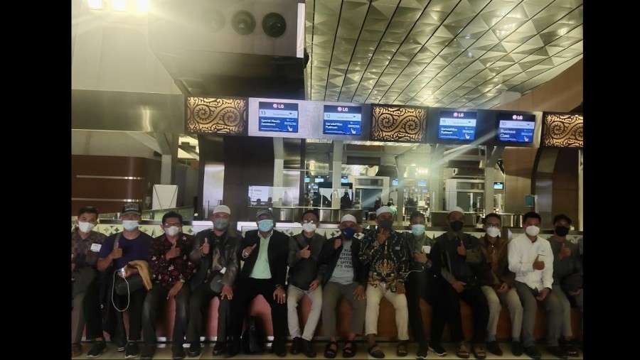 Sebanyak 15 imam asal Indonesia jelang keberangkatan ke Uni Emirat Arab (UEA), di Bandara Soeta, Sabtu 30 Oktober 2021. (Foto: Kemenag)
