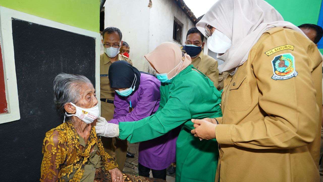 Bupati Banyuwangi Ipuk Fiestiandani meninjau pelaksanaan vaksinasi lansia di wilayah Kecamatan Singojuruh. (Foto: Istimewa)