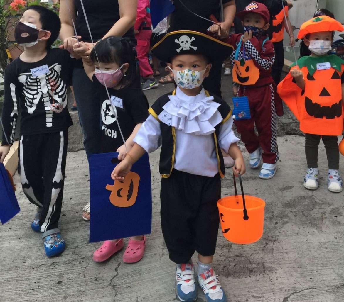 Kai yang memakai kostum pirates bersama teman-temannya sedang melakukan parade Hallowen. (Foto: Pita Sari/Ngopibareng.id)