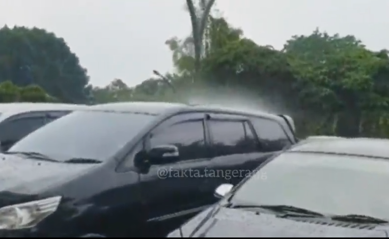 Video pendek berdurasi sekitar 34 detik menunjukkan kejadian yang tak lazim. Terjadi hujan lokal yang hanya mengguyur satu mobil saja. (Foto: Instagram)