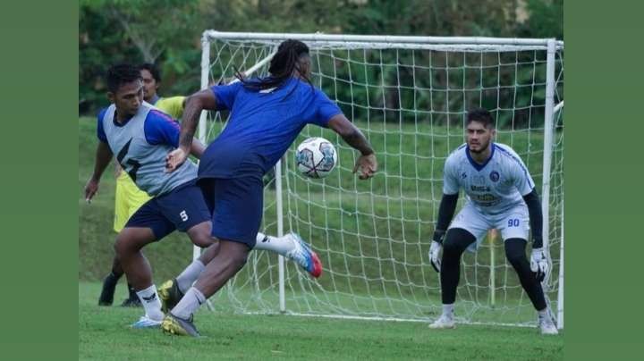 Pemain Arema FC saat menjalani sesi latihan jelang laga kontra Madura United (Instagram:@aremafcofficial)