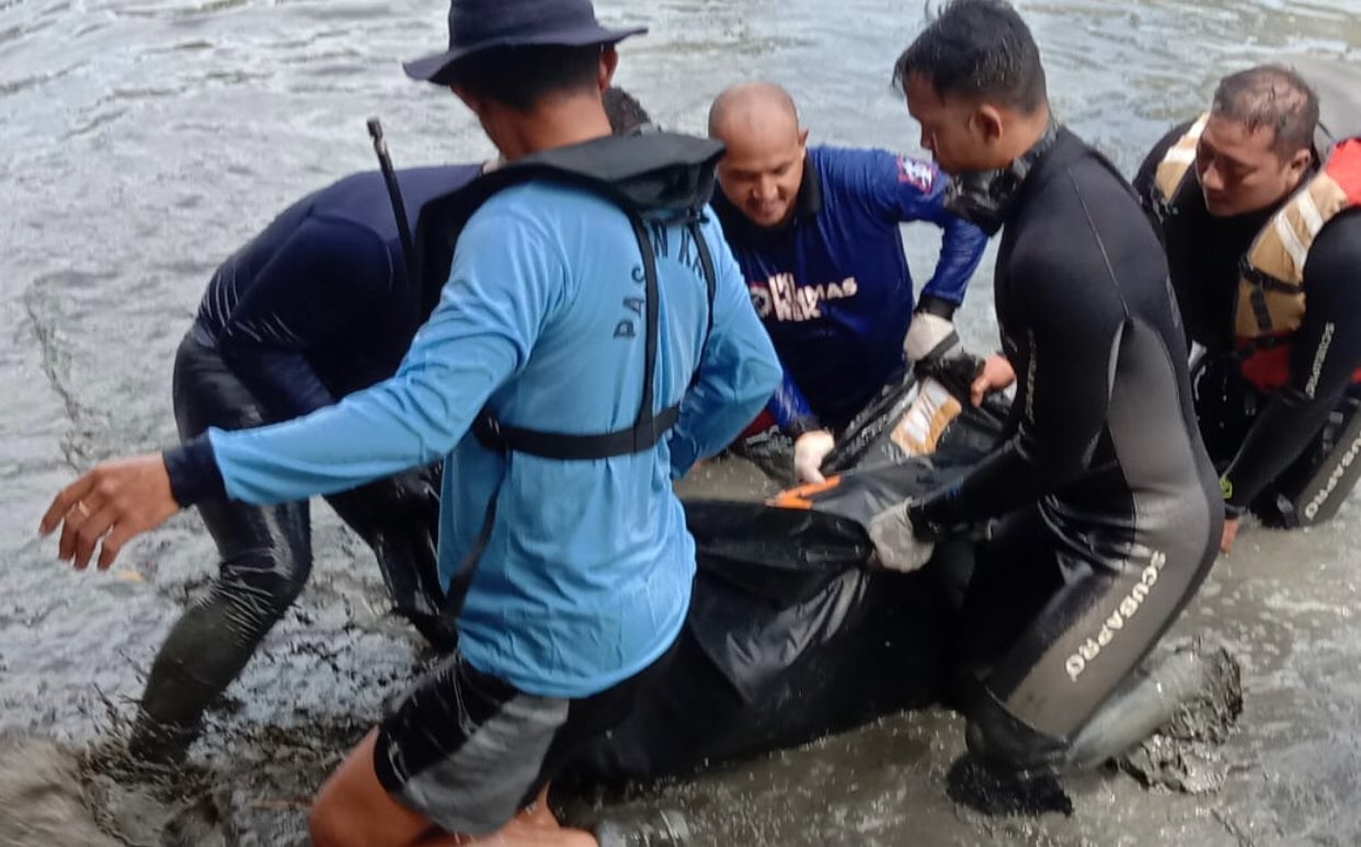 Proves evakuasi jenazah pemuda Kalijudan yang tenggelam di Kali Mas (Foto: dok. Command Center 112 Kota Surabaya)