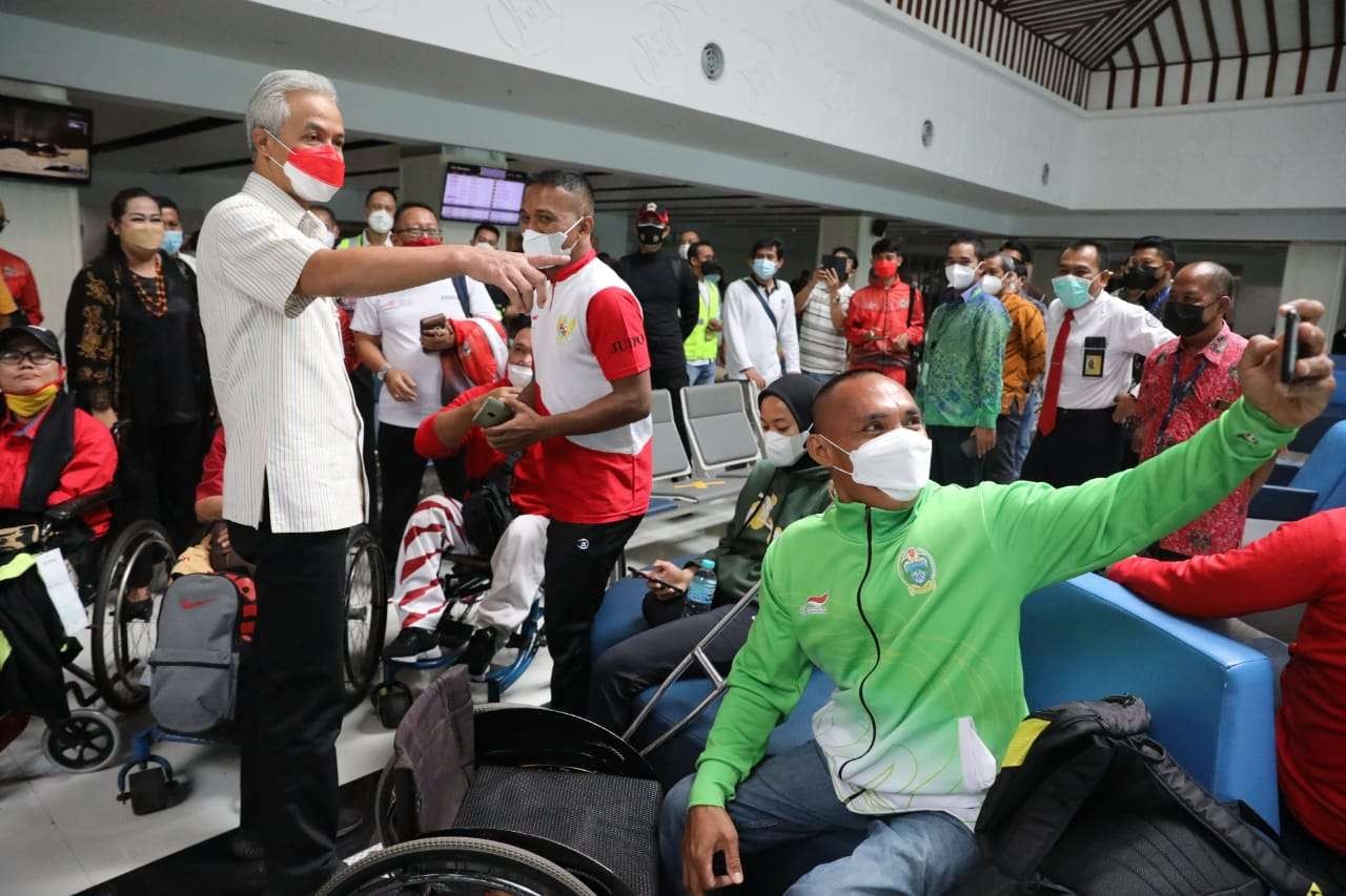 Ganjar bertemu atlet peparnas asal Sumut di Bandara Adi Soemarmo Solo. (Foto: Dok Jateng)