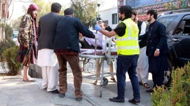 Para petugas kesehatan sedang mengevakuasi korban ledakan bom bunuh diri di rumah sakit militer Sardar Mohammad Daud Khan, Kabul, hari Selasa. (Foto:EPA/Al Jazeera)