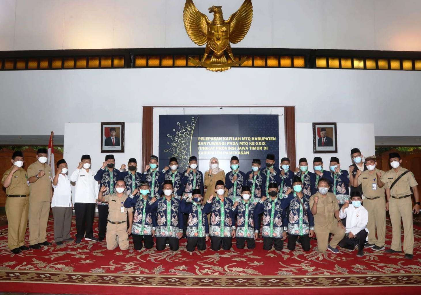 Bupati Banyuwangi, Ipuk Fiestiandani bersama 31 Kafilah MTQ Banyuwangi yang akan berangkat ke Pamekasan untuk mengikuti MTQ ke-29 Jawa Timur (foto:istimewa)
