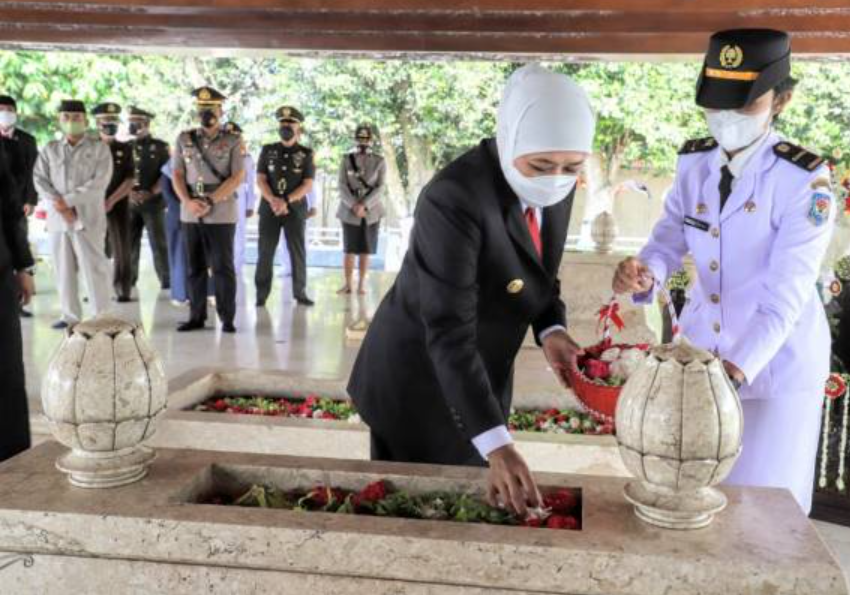 Gubernur Jawa Timur (Jatim) Khofifah Indar Parawansa berziarah ke Makam Bung Karno di Kota Blitar, Senin 11 Oktober 2021. (Foto: ist)