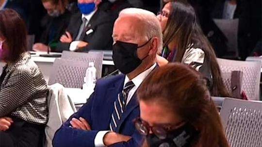 Presiden Amerika Serikat, Joe Biden tertidur saat pembukaan KTT COP26 membahas perubahan iklim dunia. (Foto: Twitter)