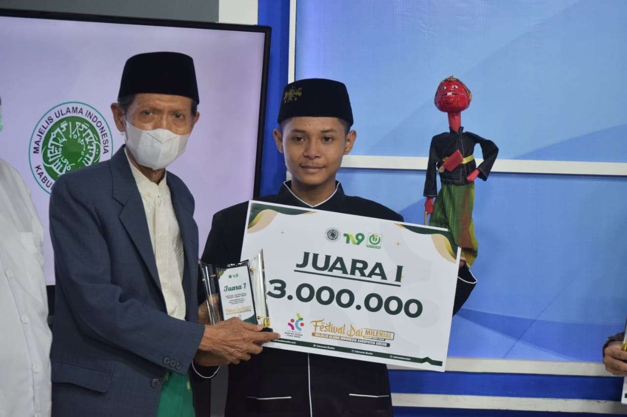 Miftakhul Firman Ferdiansyah Efendi, pemuda asli Sidayu, Kabupaten Gresik, berhasil meraih juara Loma Dai Majelis Ulama’ Indonesia (MUI) Gresik. (Foto: mui-digital)
