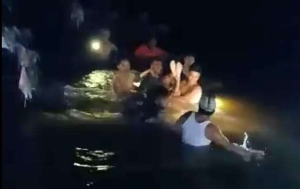 Warga mengevakuasi jasad korban (Foto: Tangkap layar video)