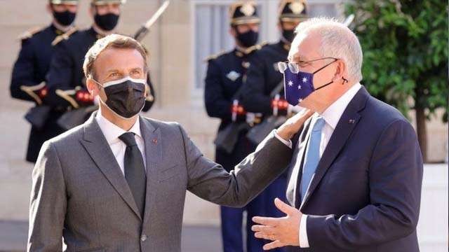 Presiden Prancis Emmanuel Macron (kiri) dan Perdana Menteri Australia Scott Morrison, saat bertemu di Roma hari Minggu lalu. (Foto:Reuters/BBCNews)