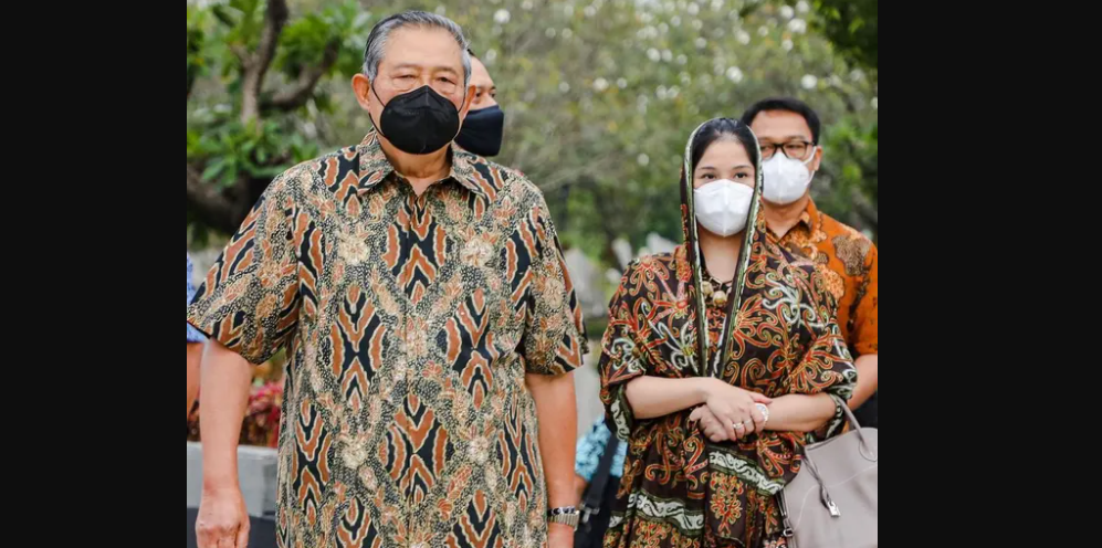 Annisa Pohan menemani sang mertua, Susilo Bambang Yudhoyono (SBY) berziarah ke makam istrinya, Ani Yudhoyono, di TMP Kalibata, Minggu 31 Oktober 2021. (Foto: Instagram)