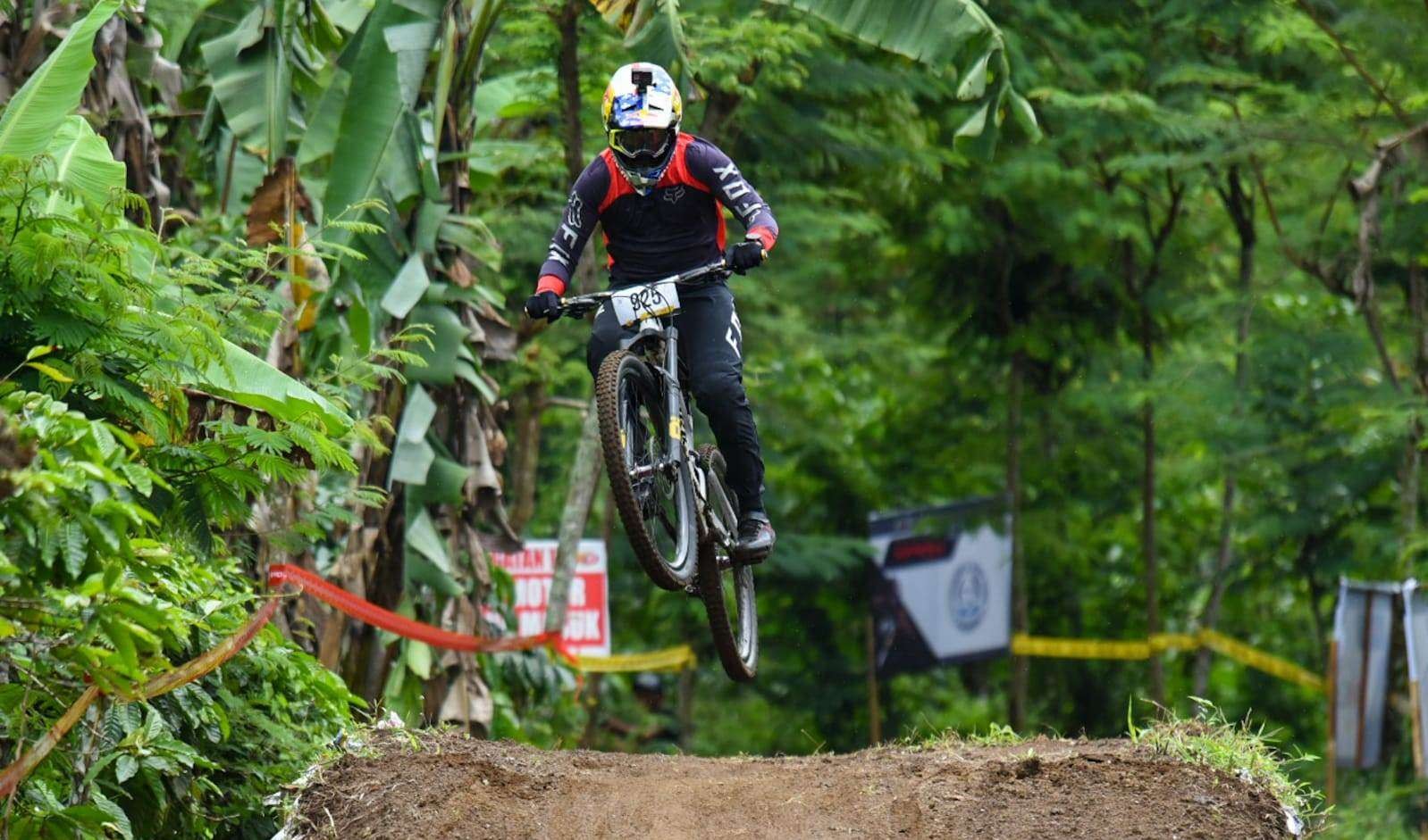 Salah satu pembalap berlaga di ajang salah satu event sepeda Banyuwangi Ijen Geopark Downhill 2021 (Foto: Istimewa)