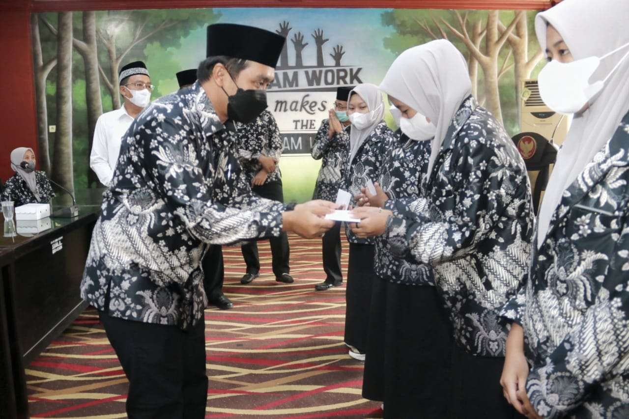 Wakil Walikota Pasuruan Adi Wibowo saat memberangkatkan Kafilah MTQ Kota Pasuruan. (Foto: dok. Dinas Kominfo Kota Pasuruan)
