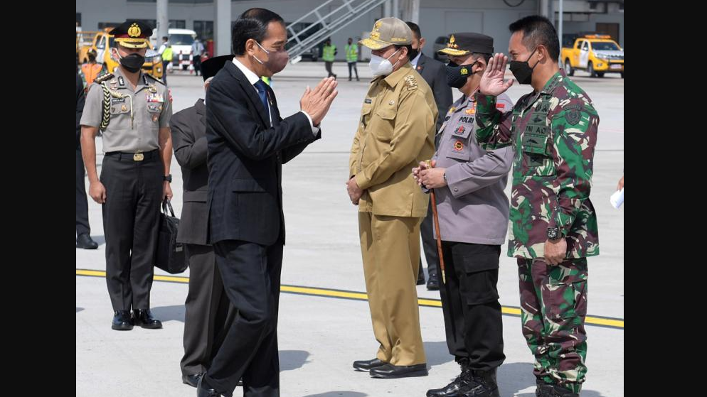 Kepala Staf TNI Angkatan Darat (KSAD) Jenderal Andika Perkasa saat melepas kepergian Presiden Jokowi ke KTT G20 Roma, Italia, pada Jumat 29 November 2021. (Foto: Dok. Setpres)