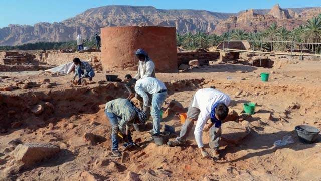 Seorang arkeolog Prancis dan rekan kerjanya dengan hati-hati membersihkan tembikar untuk memeriksa temuan yang diketahui berasal dari peradaban Dadan dan Lihyan, di barat laut Arab Saudi, Al-Ula. (Foto:Reuters/Al Jazeera)
