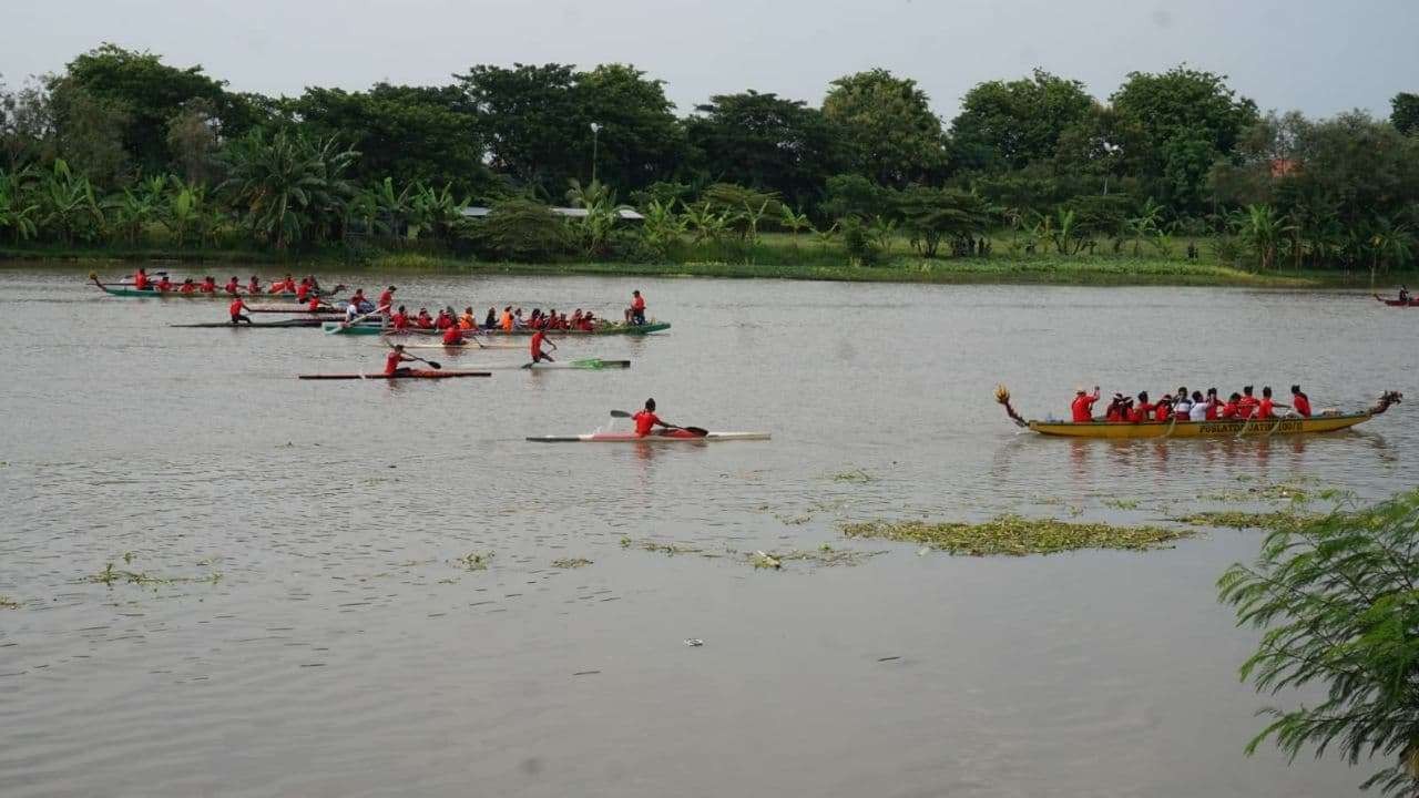 Festival perahu naga susur Sungai Brantas menutup gelaran Festival Jalur Rempah. (Foto: Deni Lukmantara/Ngopibareng.id)