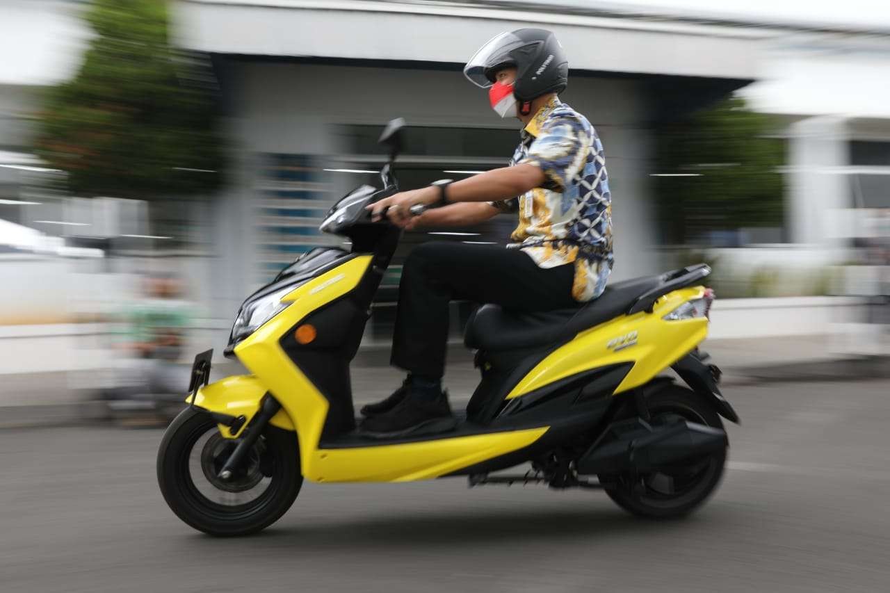 Gubernur Jawa Tengah, Ganjar Pranowo mengendarai motor listrik baru dan segera dipasarkan bernama Evo. (Foto: Istimewa)