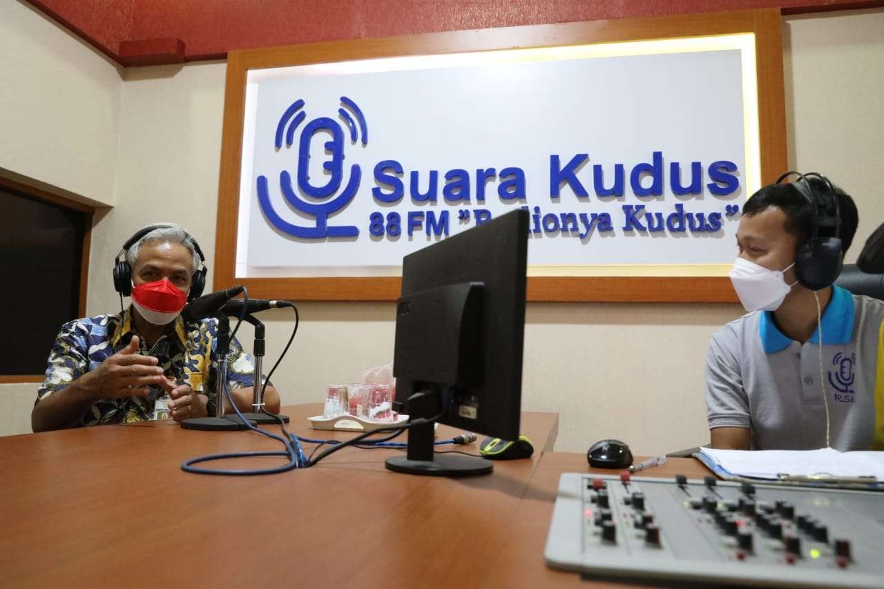 Gubernur Jawa Tengah, Ganjar Pranowo siaran dangdutan di Radio Suara Kudus, Rabu 3 November 2021. (Foto: Istimewa)