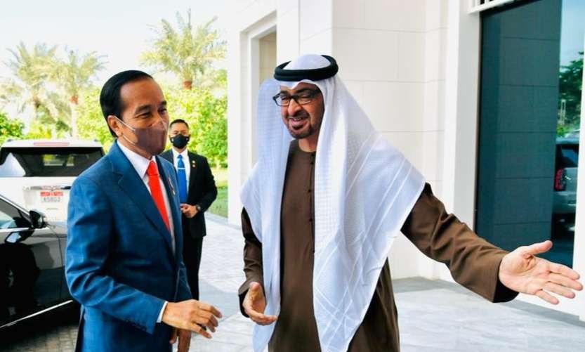 Putra Mahkota Abu Dhabi MBZ menyambut Presiden Jokowi di Istana Al Shatie. (Foto: Setpres)