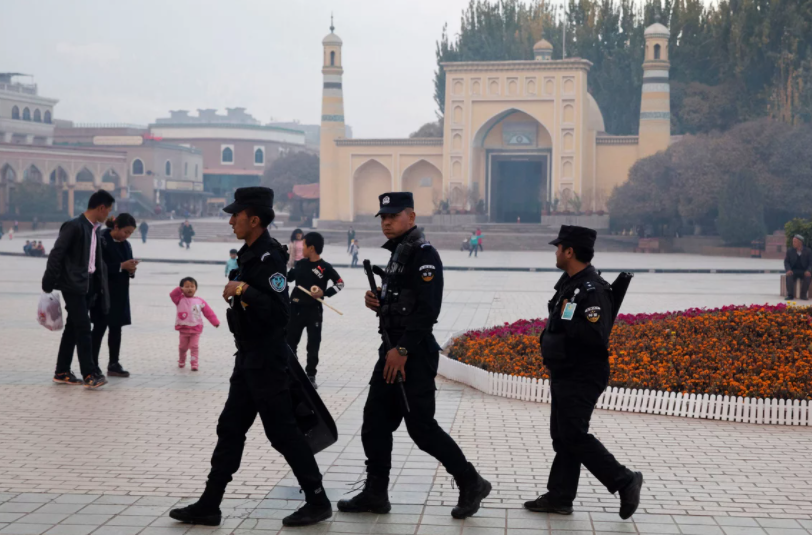 Pasukan keamanan di salah satu sudut kota Xinjiang, tahun 2017. (Foto: Al-Jazeera)