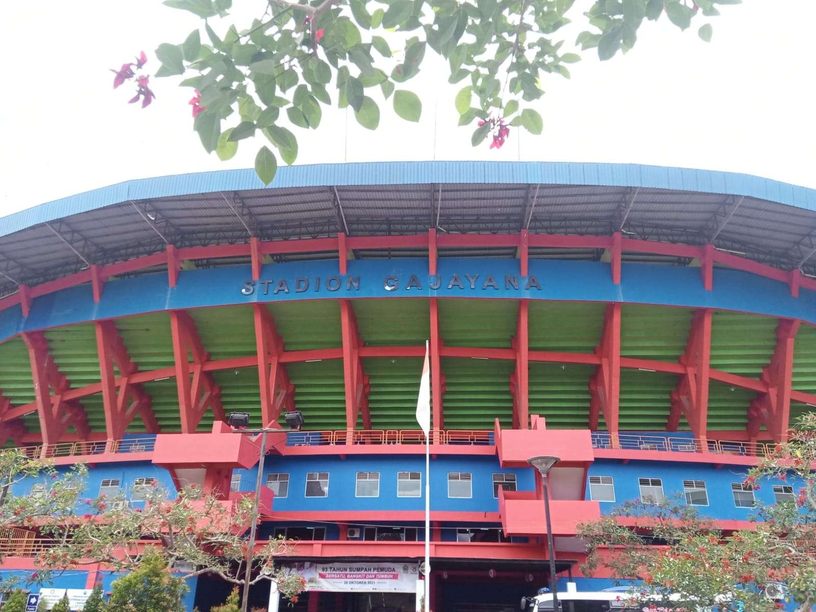 Tampak depan Stadion Gajayana, Kota Malang (Foto: Lalu Theo/Ngopibareng.id)