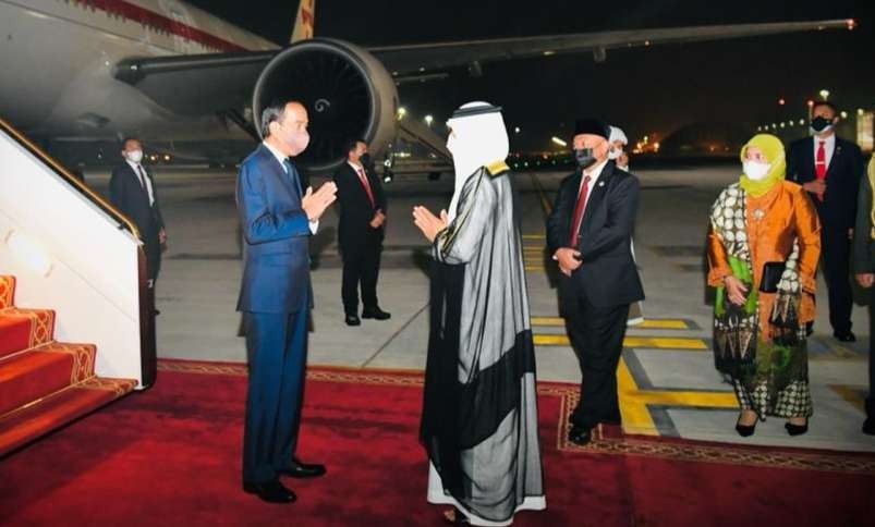 Presiden Jokowi tiba di Abu Dhabi disambut Menteri Energi Persatuan Emirat Arab Suhail Al Mazroul (foto: Setpres)