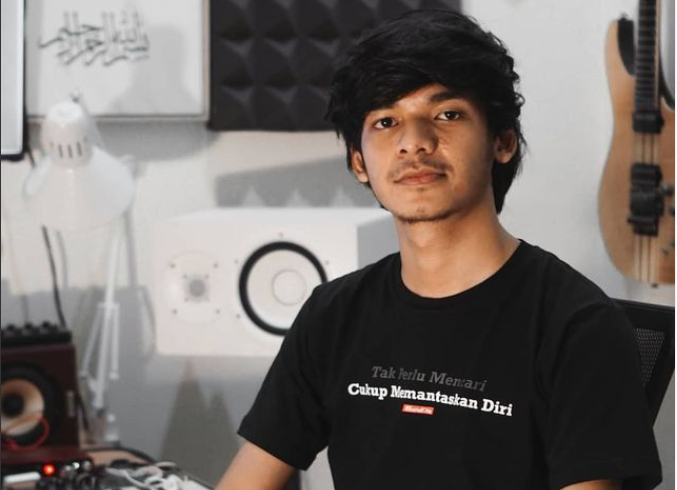 Alffy Rev populer setelah karyanya Wonderland Indonesia, jadi trending di Youtube, adalah lulusan SMK di Surabaya. (Foto: Instagram)