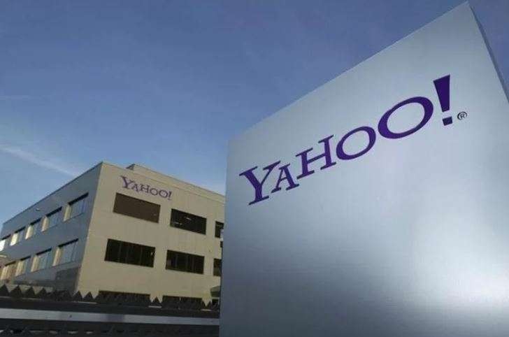 Logo Yahoo di depan sebuah gedung di Rolle, 30 km (19 mil) timur Jenewa, foto diambil pada 12 Desember 2012. (REUTERS/Denis Balibouse)