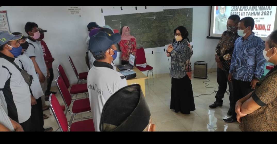 Ketua Komisi E DPRD Jatim Renny Pramana saat memberikan edukasi warga lereng Gunung Wilis (Fendhy Plesmana/Ngopibareng.id)