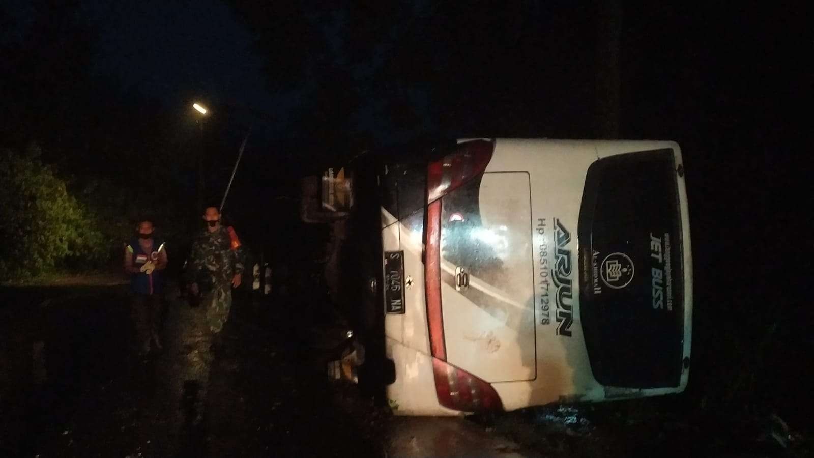 Bus berisi rombongan wisatawan asal Pasuruan terguling di jalur maut Sendi Kecamatan Pacet Kabupaten Mojokerto, Kamis 4 November 2021. (Foto: Deni Lukmantara/Ngopibareng.id)