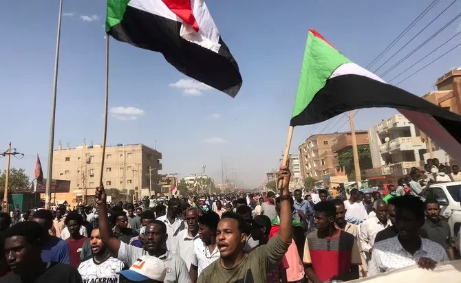 Para pengunjuk rasa memegang bendera dan meneriakkan slogan-slogan saat mereka berbaris menentang perebutan kekuasaan baru-baru ini oleh militer Sudan di Khartoum. (Foto: Reuters)