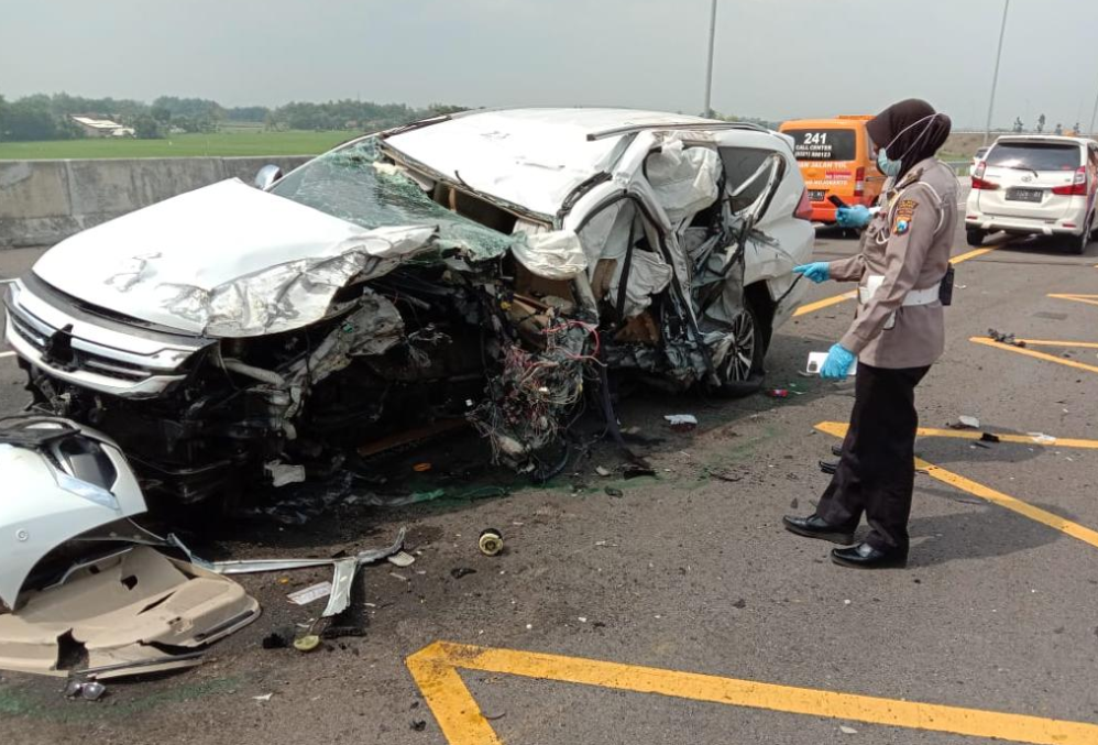 Kondisi mobil Vanessa Angel yang ringsek dalam kecelakaan tunggal, Kamis, 4 November 2021. (foto: Twitter)