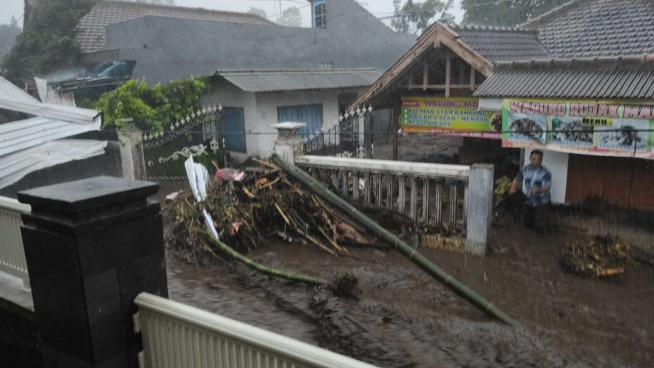 Banjir bandang di salah satu titik di Kota Batu, Jawa Timur (Foto: istimewa)