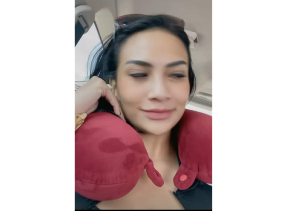 Vanessa Angel saat merekam video dirinya di dalam mobil sebelum terjadi kecelakaan maut di Tol Nganjuk, Jawa Timur, Kamis 4 November 2021. (Foto: Tangkapan layar Insta Story @vanessaangelofficial)