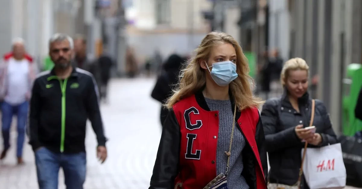 Warga Belanda pengguna masker dalam aktivitas di jalan. (Foto: Reuters)