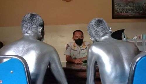 Dua manusia silver dibawa ke kantor Satpol PP Tulungagung untuk dimintai keterangan. (Foto: Istimewa)