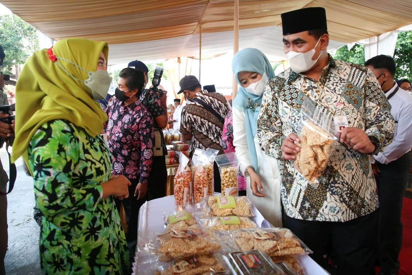 Wakil Gubernur Jawa Tengah Taj Yasin Maimoen ketika melihat produk UMKM di Bantarbolang di Pemalang, Jawa Tengah. (Foto: Istimewa)