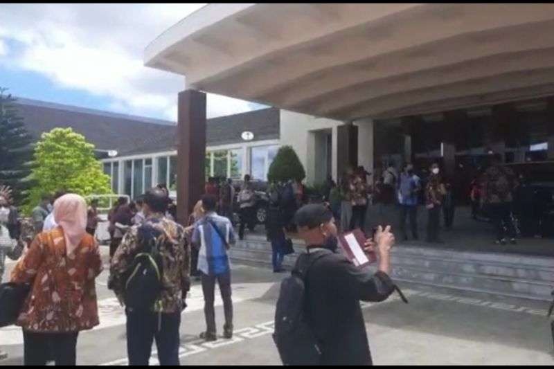 Sejumlah PNS berhamburan keluar kantor akibat gempa 5,9 SR di Ambon.(Foto: Ant)