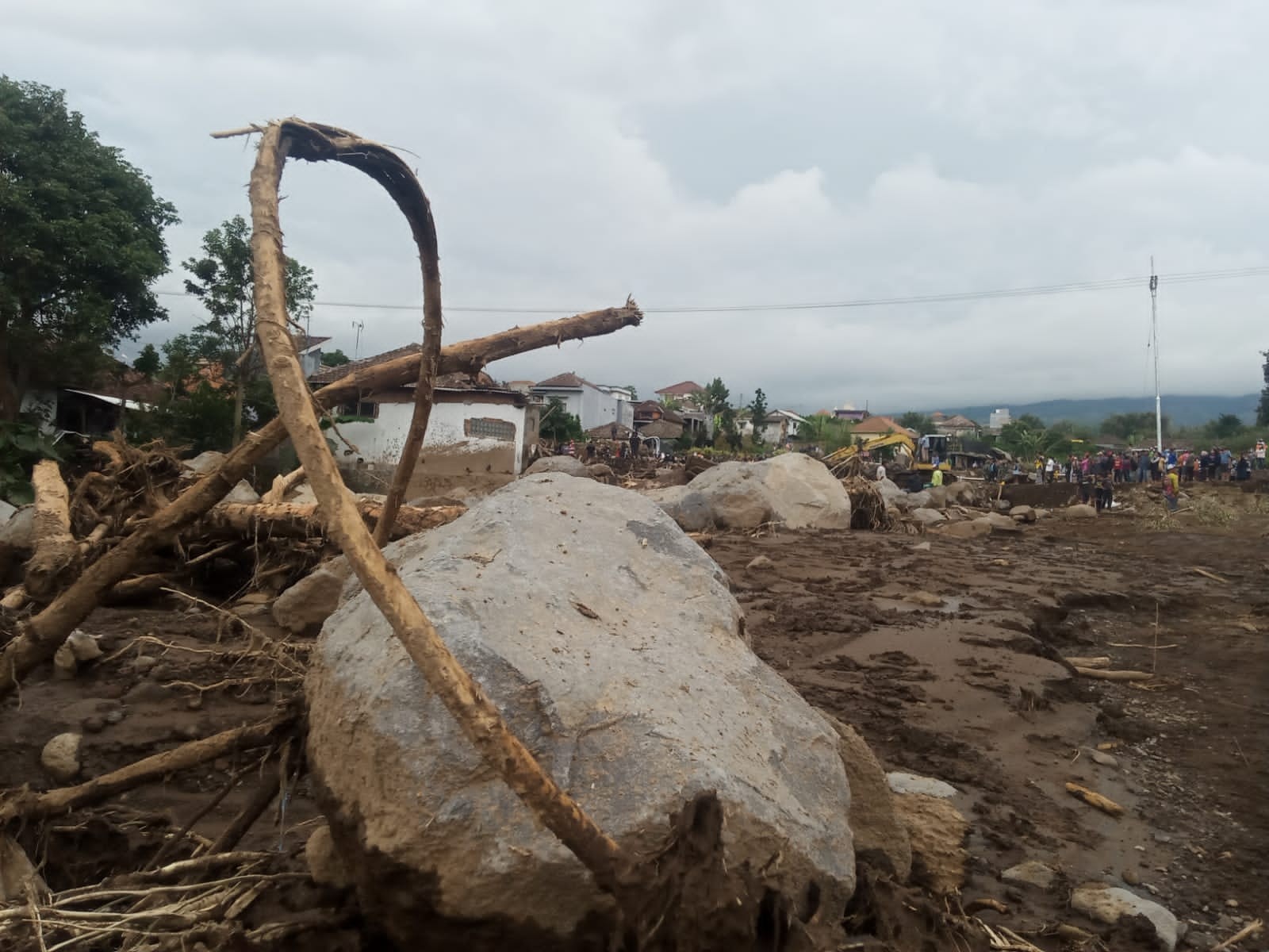 Material kayu dan batu yang terbawa arus banjir di Desa Bulukerto, Kota Batu (Foto: Lalu Theo/ngopibareng.id)
