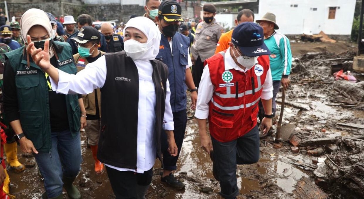 Gubernur Jatim, Khofifah Indar Parawansa ketika tinjau lokasi banjir bandang di Kota Batu (Foto: dok. Humas Pemprov Jatim)