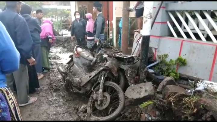 Salah satu motor yang terdampak banjir di Kota Batu (Foto: BPBD Kota Batu)